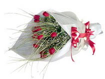 çiçekçi den İstanbul İrem çiçek ten 9 adet estetik kırmızı gül buketi